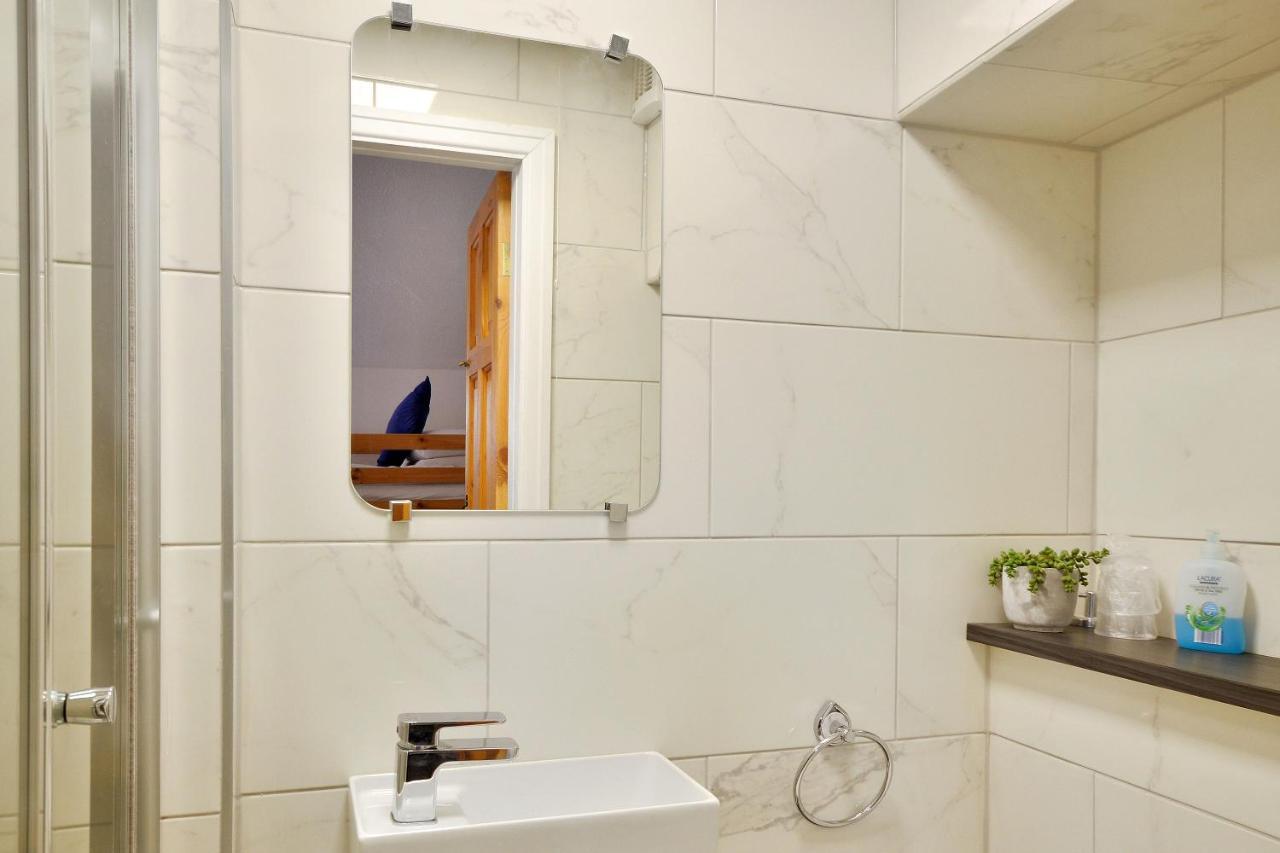 At 153 Only Guest house *